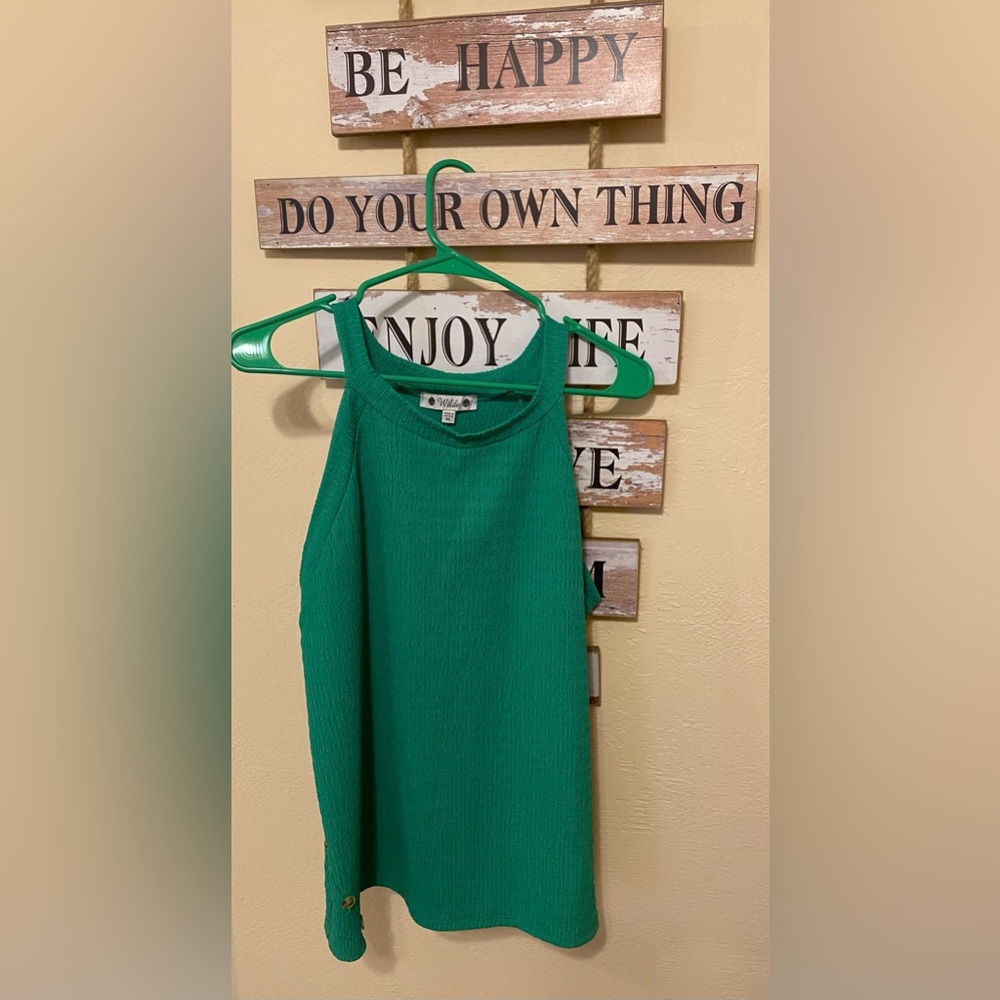 Cute green tank top. 💚